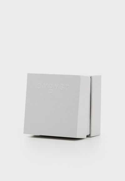 Cutie gri cu un finisaj texturat, având logo-ul „avgvst” debossat. Design minimal, formă pătrată, cu o clapetă deschisă pe o latură.