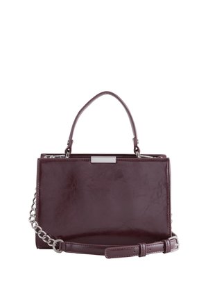 Bordo krāsas ādas soma ar strukturētu dizainu, kas ir aprīkota ar augšējo rokturi, sudraba ķēdes siksniņu un taisnstūrveida metāla akcentu priekšpusē.