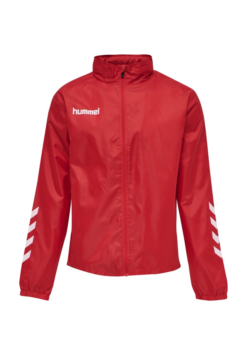 Giacca impermeabile rossa con zip frontale, colletto alto, polsini elasticizzati e accenti a zigzag bianchi sulle maniche. Logo del marchio sul petto.