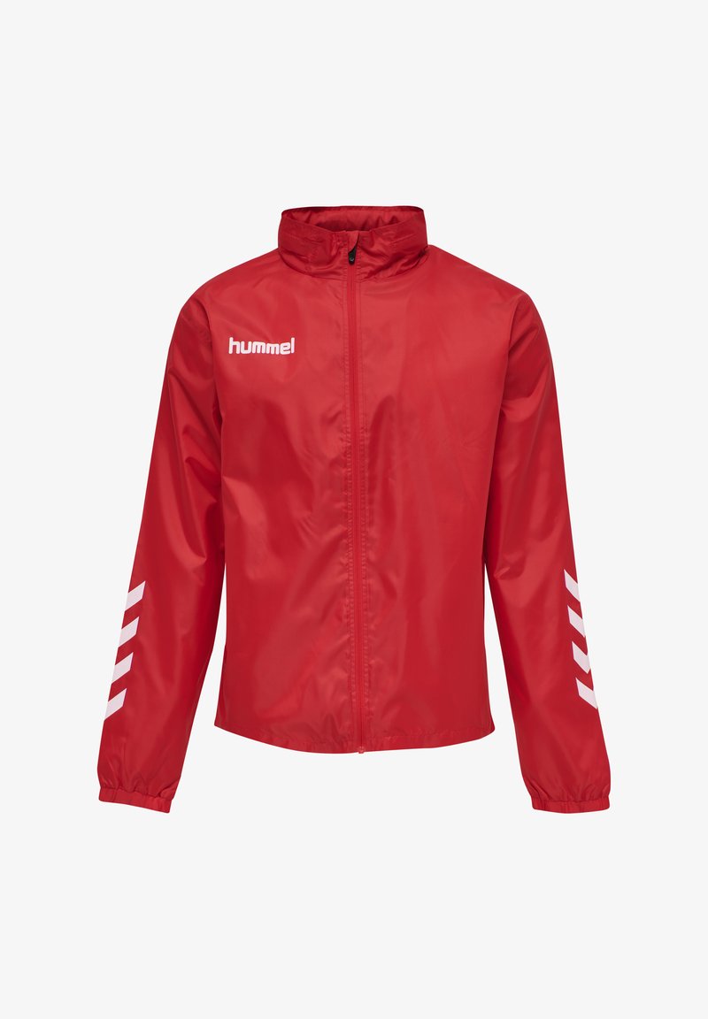 Veste imperméable rouge avec fermeture éclair à l'avant, col haut, poignets élastiques, et accents en chevrons blancs sur les manches. Logo de la marque sur la poitrine.