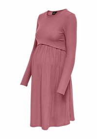 Robe de maternité en tissu doux et côtelé, dotée d'un col rond, de manches longues et d'une jupe fluide dans une couleur rose poussiéreux.