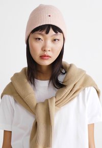 Tommy Hilfiger ESSENTIAL FLAG FUZZY   - Berretto - pink bloom