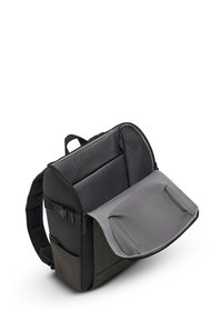 Schwarzer und grauer Rucksack mit gepolstertem Innenraum, großer Frontklappe, verstellbaren Trägern und mehreren Fächern zur Organisation.