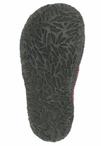 Zwarte rubberen schoenzool met een gestructureerd patroon dat op bladeren lijkt, met verhoogde accenten voor grip. Gladde rand met een lichte kromming.