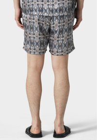 Shorts mit einem gemusterten Design in Grau, Beige und Schwarz; elastischer Bund; knielang; aus leichtem Stoff gefertigt.
