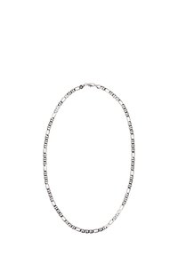 Zilveren metalen halsketting met afwisselende ovale en schakels, een gladde textuur en een veilige sluiting.