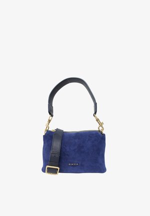 Borsa in camoscio blu navy con dettagli in oro, dotata di manico corto e tracolla rimovibile. Chiusura con zip nella parte superiore. Logo del marchio visibile.