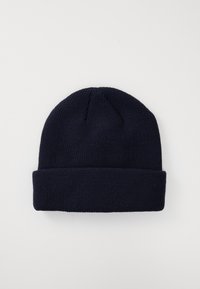 Marineblå strikket lue med en myk tekstur, tettsittende design og brettet oppkant. Egnet for bruk i kaldt vær.