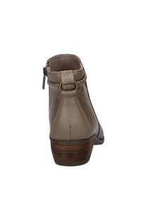Kastanjebruine leren enkellaars met een ronde neus, zijrits en decoratieve metalen hardware. Beschikt over een gestapelde houten hak en gestikte details.