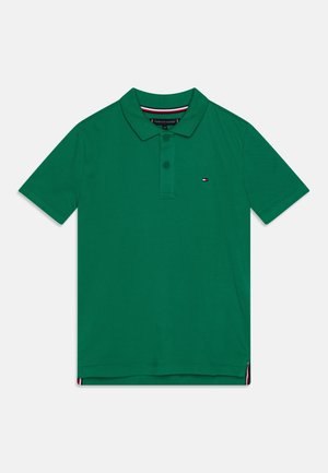 Zielona koszula polo z krótkim rękawem, z dwoma guzikami i małym logo flagi Tommy Hilfiger na lewej piersi.
