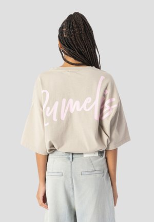 PATRICIA - T-shirt print - sahara