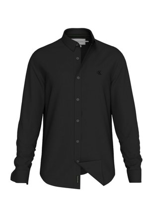 Camicia nera a maniche lunghe con colletto button-down, vestibilità slim, caratterizzata da cuciture sottili e un piccolo logo sul petto. Tessuto di consistenza liscia.