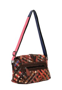 Színes árnyalatokban szőtt válltáska, barna bőr díszítéssel és rózsaszín és kék részletekkel ellátott kontrasztos pánttal.