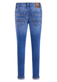 Jeans de mezclilla azul con corte ajustado, que presentan una cintura de altura media, cinco bolsillos y dobladillos remangados. La tela tiene una ligera textura y un efecto de desvanecimiento.