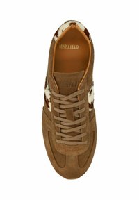 Braune Wildleder-Sneaker mit einem textilen Obermaterial in Weiß und Braun mit Muster, ausgestattet mit flachen braunen Schnürsenkeln und geprägtem Branding auf der Zunge.