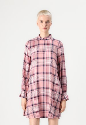 Rosa rutete kjole med lange ermer, volang i halsen og elastiske mansjetter. Har hvite og marineblå linjer i et sjakkmønster. Glatt tekstur på stoffet.