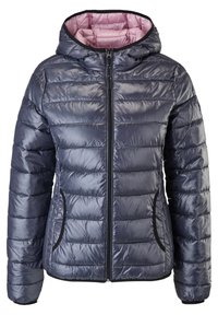 Veste matelassée bleu marine avec capuche, fermeture éclair à l'avant, poches bordées de noir et doublure intérieure rose clair.