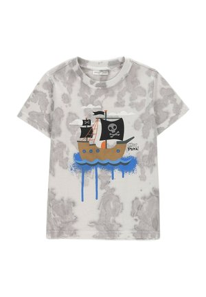 Jasnoszara koszulka tie-dye z rysunkowym statkiem pirackim z czarnymi żaglami z czaszką i piszczelami oraz napisem „Hey Punk!” na niebieskich falach.
