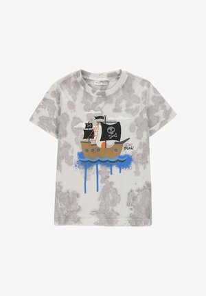 Jasnoszara koszulka tie-dye z rysunkowym statkiem pirackim z czarnymi żaglami z czaszką i piszczelami oraz napisem „Hey Punk!” na niebieskich falach.