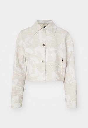Gekürzter Blazer aus hellbeigem strukturiertem Stoff mit floralem Muster, mit spitzem Kragen, vorderer Druckknopfleiste und seitlichen Reißverschlusstaschen.