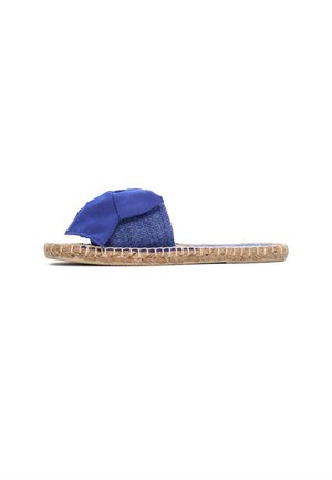 Sandalo slip-on blu con tomaia in tessuto intrecciato e suola piatta avvolta in juta, fotografato di profilo su sfondo bianco.