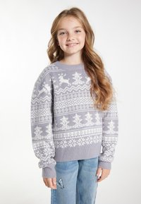 Šedý pletený svetr s zimním vzorem zobrazujícím bílé soby a sněhové vločky. Hladké lemy a manžety, nošený s světle modrými džíny.