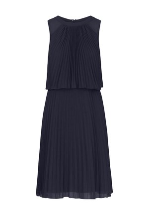 Navy-blaues, plissiertes Kleid mit ärmellosem Design, rundem Halsauschnitt und geschichtetem Oberteil. Der Stoff hat eine weiche, fließende Textur. Reißverschluss im Rücken.