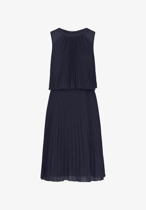 Vestido plisado marinero con diseño sin mangas, escote redondo y cuerpo en capas. La tela tiene una textura suave y fluida. Cierre de cremallera en la parte posterior.