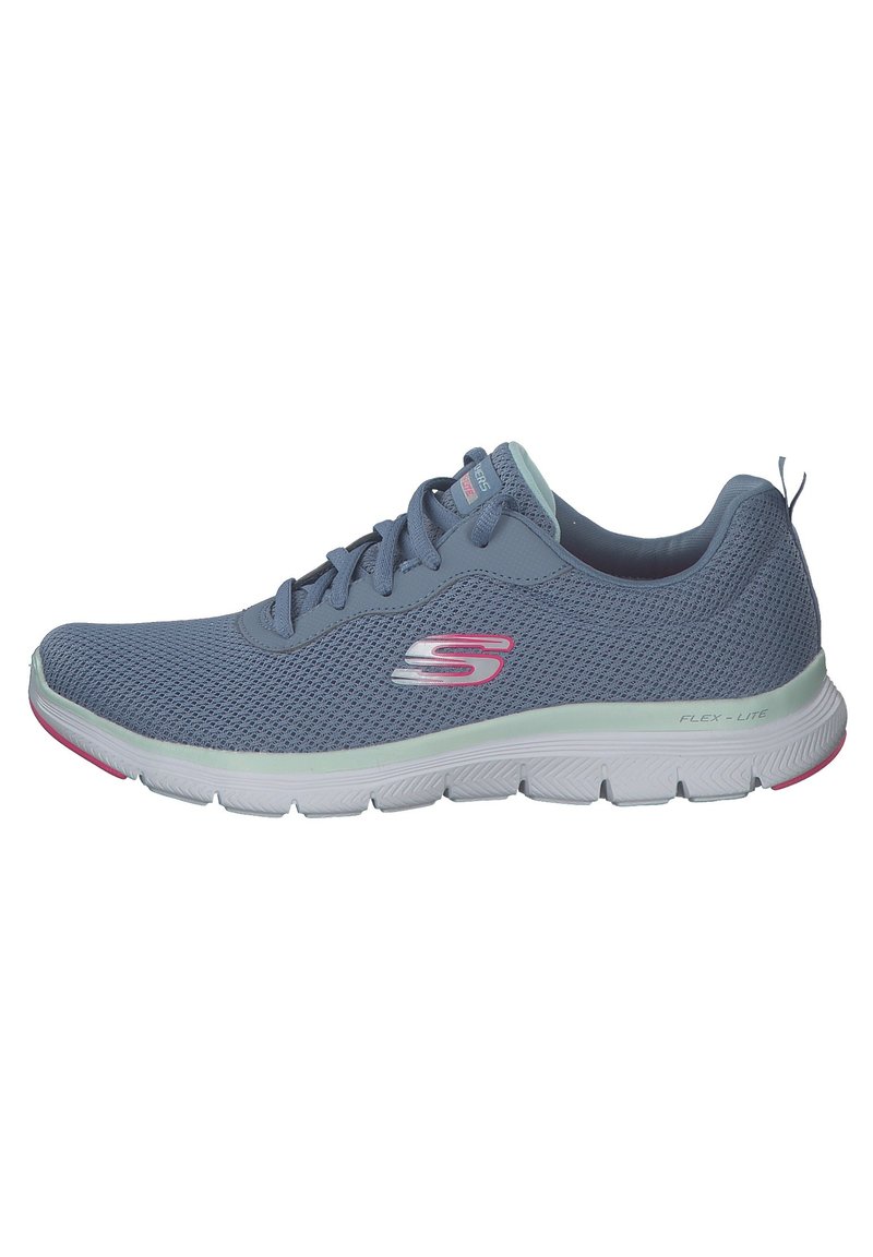 Scarpa sportiva leggera in tessuto a rete blu, con una suola bianca flessibile e dettagli rosa. Presenta lacci e un collare imbottito.
