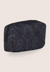 Neceser negro con un patrón floral oscuro, hecho de una tela duradera. Presenta un cierre con cremallera y forma rectangular. Diseño compacto.