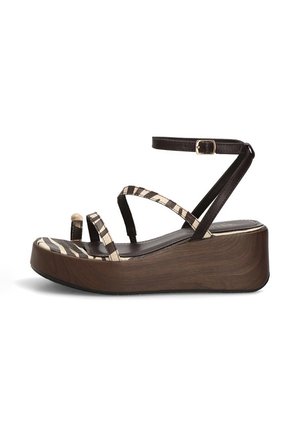 Sandalia de plataforma marrón con suela de madera, tiras en el dedo y el pie con estampado de cebra, y correa negra en el tobillo con hebilla dorada.