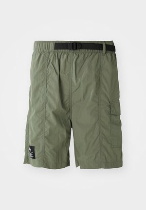 Maslinasto zelene cargo kratke hlače s elastičnim pojasom i crnim kopčom. Imaju bočni džep i teksturiranu tkaninu.