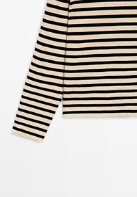 Langärmliges Hemd mit horizontalen schwarzen und cremefarbenen Streifen, dargestellt vor einem weißen Hintergrund.