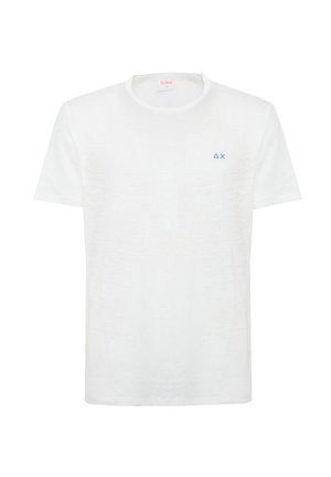 Maglietta bianca a maniche corte con scollo a girocollo e piccolo logo triangolo blu e X sul petto sinistro.