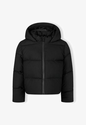 Fekete puffertakó kapucnival, elöl cipzárral záródik, varrott panel dizájnnal és rugalmas mandzsettákkal rendelkezik. Simább textúra és meleg szigetelés.