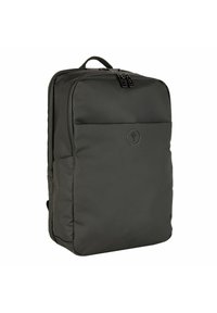 Czarny nylonowy plecak o minimalistycznym designie, prostokątnym kształcie, przedniej kieszeni, podwójnych zamkach błyskawicznych i dyskretnym logo na przodzie.