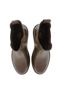 Bruna läderankelboots med elastiska sidopaneler och dragflikar. Slät textur, rund tå och kontrasterande sömdetalj på yttersulan.