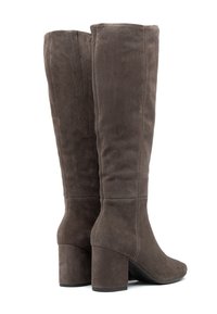 Stivali marroni in suede al ginocchio con una texture liscia, design dritto e tacco a blocco. Presentano un delicato dettaglio cucito lungo il gambale.