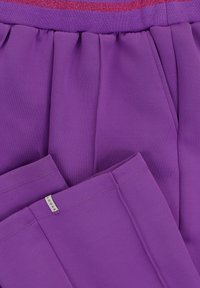 Paarse broek met een geplooid ontwerp, gemaakt van gladde stof. Elastische tailleband met een sprankelende roze accent. Merkenlabel zichtbaar.