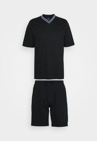 Sort T-shirt med korte ærmer og en blå-hvid stribet V-hals, parret med sorte shorts med snøre, begge i blødt stof.