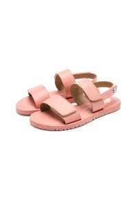 Sandalias rosas con dos correas ajustables de velcro, suela plana y un diseño de textura en la suela. Fabricadas con material sintético para mayor durabilidad.