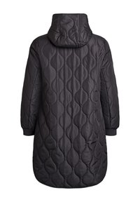 Melnas, ķīļots ilgs mētelis ar kapuci, ribām apdarinātām aprocēm un noapaļotu apakšu, visa tērpa virsmā teksturēts ar ovālu formu rakstu.