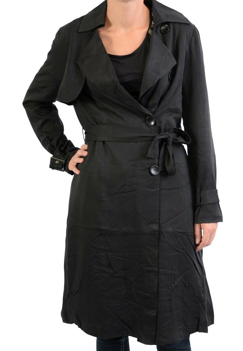 Manteau noir en tissu lisse ; présente un design croisé, de larges revers et une taille ceinturée à nouer.