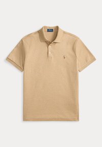 Beżowa koszulka polo z krótkim rękawem, kołnierzykiem i trzema guzikami, z małym haftowanym logo na lewej piersi.