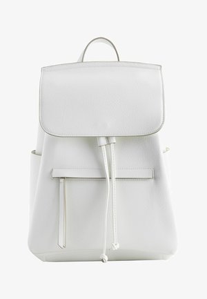 Baltas odinis kuprinės krepšys su priekinė užtrauktuko kišenė, raištelių užsegimas ir viršutinis flapas su rankena.