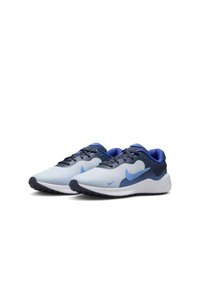 Zapatillas de running Nike con un upper en degradado que va del azul claro al azul oscuro, material de malla, cuello acolchado y suela de goma con patrón de tracción.