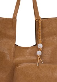 Bruine leren tote bag met een gladde textuur, grote opening en een binnenzak met rits. Bevat een decoratieve oranje en gele gevlochten draad met kralen.
