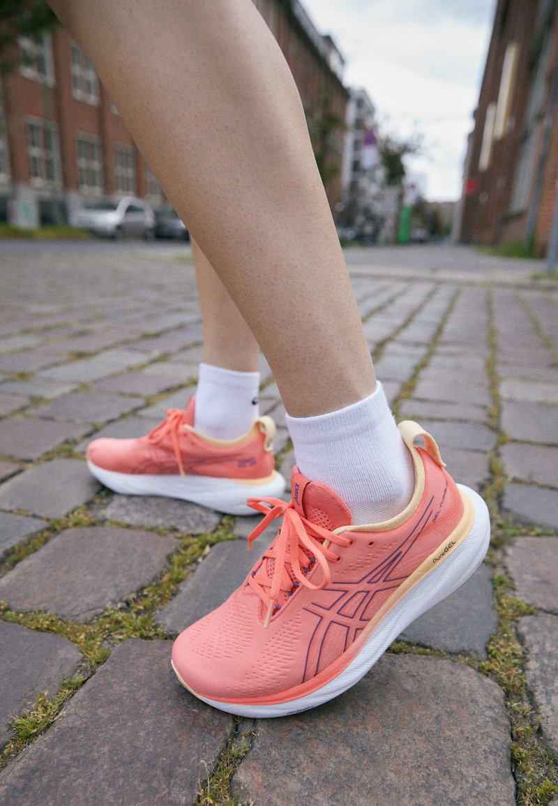 ASICS 25 - Zapatillas de running neutras - quartz/coral - Zalando.es