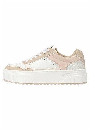 Baskets basses pour femmes avec panneaux beige, blanc et rose clair, détails perforés, lacets blancs et semelle épaisse blanche texturée.
