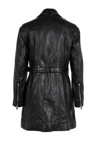 Dlouhý černý kožený kabát zobrazený zezadu, se švy, detailem opasku a zipovými manžetami na rukávech.